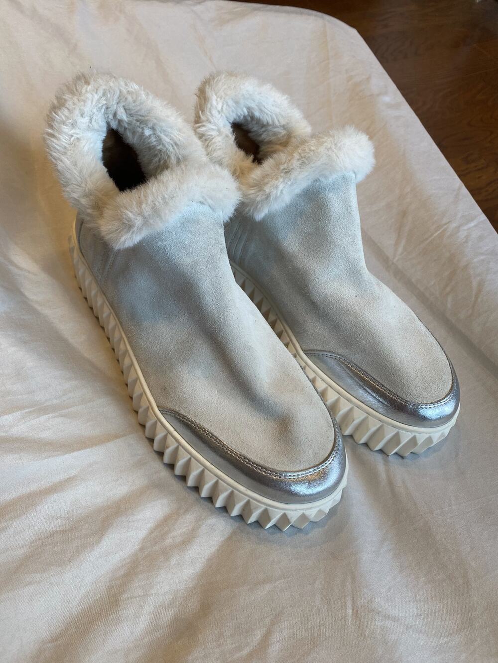 Voile Blanche Women's 6.5 Gray Metallic Silver Suede Slip-On Ankle Bootie Boots